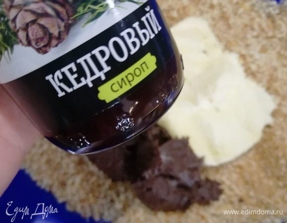 Смешала остатки бисквитной крошки и крема, добавила к ним кедровый сироп. Перемешала и сделала круглые заготовки, которые обваляла в кондитерской посыпке.