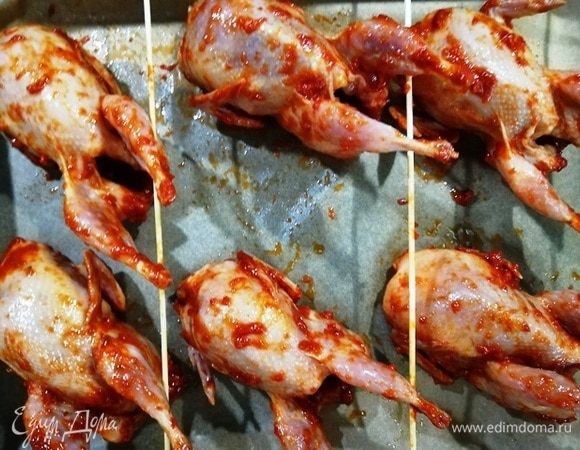 По прошествии времени перекладываем перепелов на противень и запекаем в духовке при 190°C 40 минут.