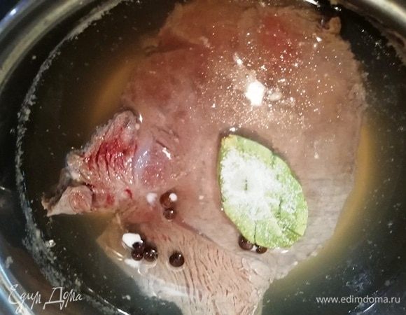 Отвариваем говядину в подсоленной воде. По рецепту требуется 50 г отварной говядины.