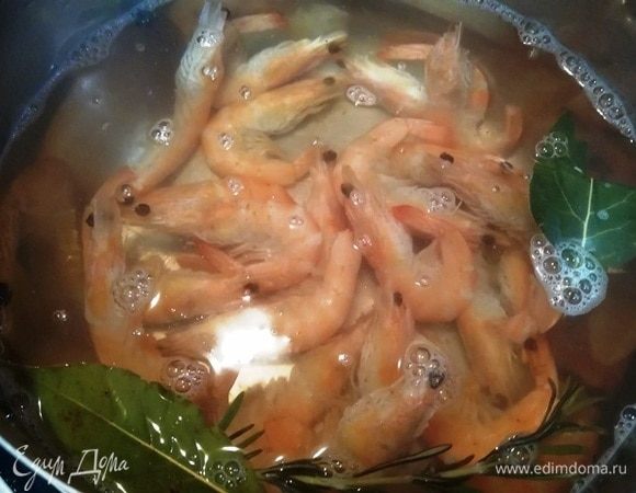 Отвариваем креветки в подсоленной воде. Я отвариваю их в панцире, он сохраняет вкус креветок.