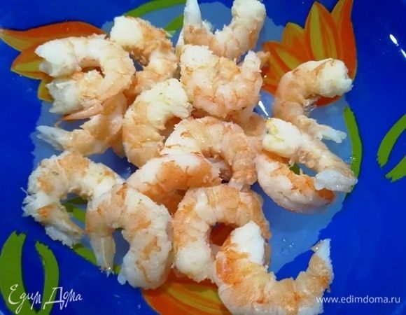 Отваренные креветки чистим и откладываем до подачи. В это же время отвариваем яйцо и тоже откладываем до подачи.