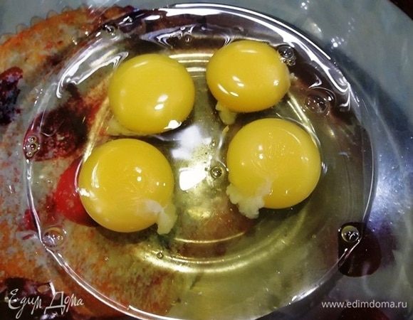 Из 4 яиц готовим соус «Провансаль». Соуса получилось как раз на 3 порции, поэтому уменьшите количество продуктов, если будете готовить 1 порцию.