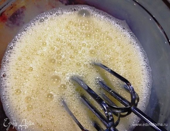 Взбиваем яйца с помощью миксера, постепенно вливая тонкой струйкой оливковое масло и бальзамик. Получится соус чуть жиже майонеза. Извините, забыла сфотографировать готовый.