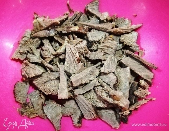 Все подготовлено. Собираем салат. Нарезаем все крупными кусочками. Сначала отварная говядина.