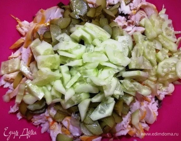 Огурчик свежий (не забудьте снять кожуру).