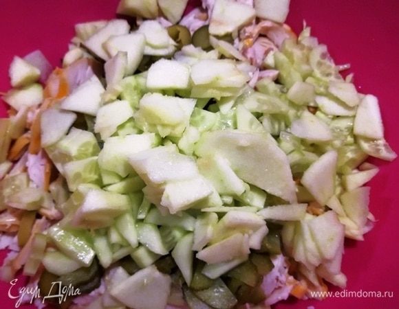 Яблоко очищаем и нарезаем.