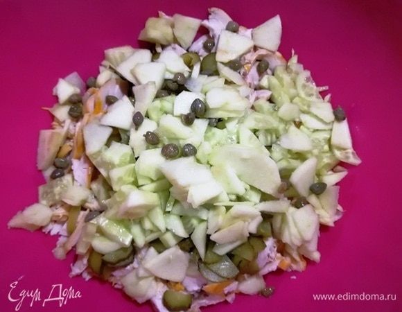 Добавляем каперсы.