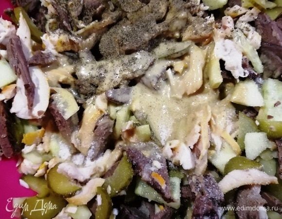 Заправляем салат соусом «Провансаль», солим и перчим по вкусу. С солью осторожно! Практически все продукты подсолены.