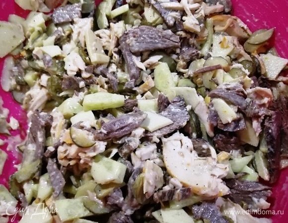Перемешиваем салат. Готово!
