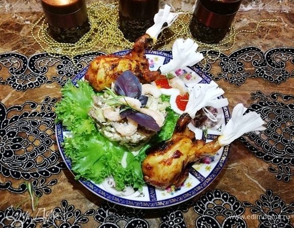 На листья салата выкладываем салат. На него укладываем креветки. Украшаем зеленью (у меня базилик и веточка розмарина). По краям выкладываем перепелов. Между ними вареное яйцо с икрой (желток из него необходимо вынуть, уложить в белок икру). В ресторанной подаче дичь обязательно надо обуть в папильотки.