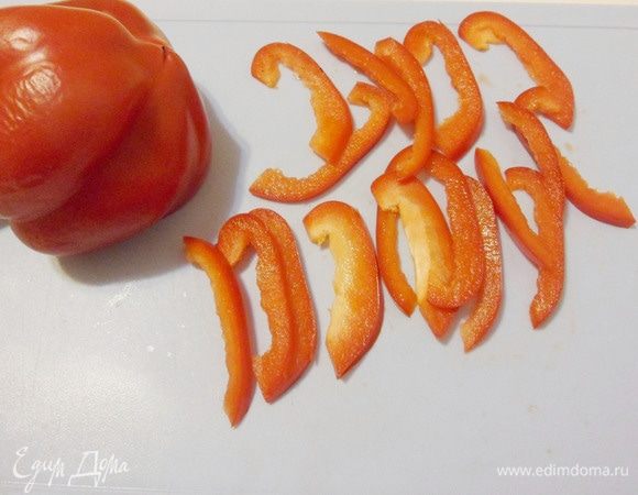 Перец очистить от семян, нарезать тонкими полосками.