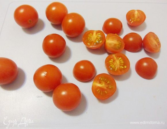 Помидоры черри разрезать пополам.