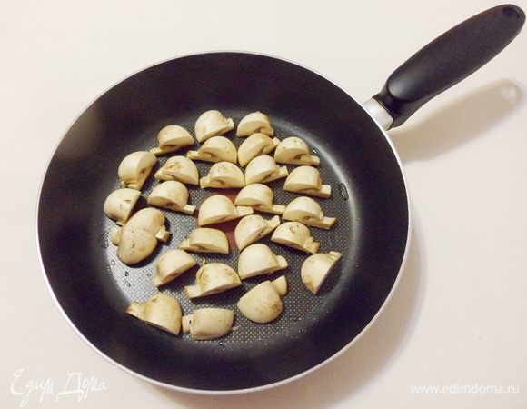 Обжарить на сковороде на небольшом количестве растительного масла.