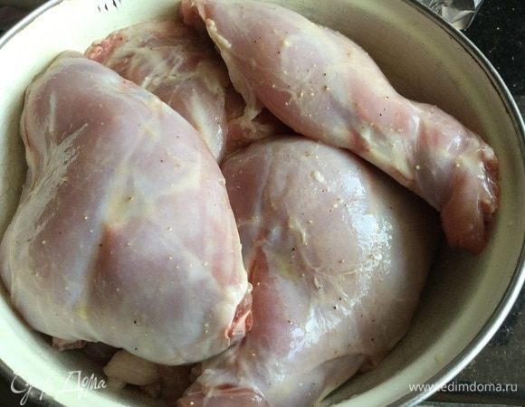 Кролика разрежьте на крупные куски. Натрите каждый кусок уксусом, потом солью и перцем, затем маслом и оставьте мариноваться на 30 минут.