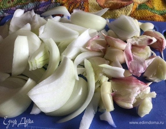 Лук нарежьте перьями, зубчики чеснока раздавите плоской стороной ножа.