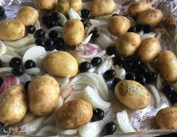 Лук, чеснок и оливки выложите на противень. Посолите и приправьте розмарином. Сбрызните оливковым маслом.