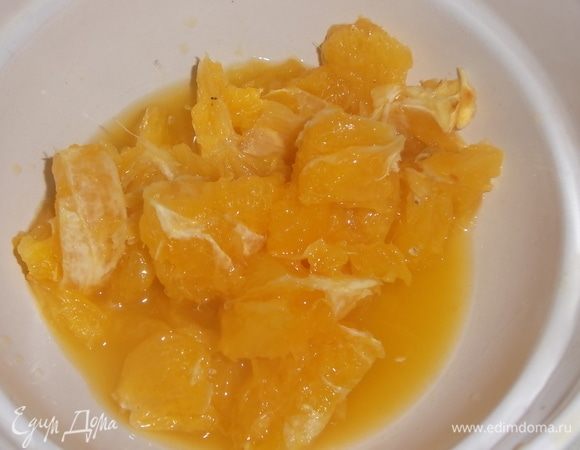 Апельсин почистить, нарезать на кусочки.