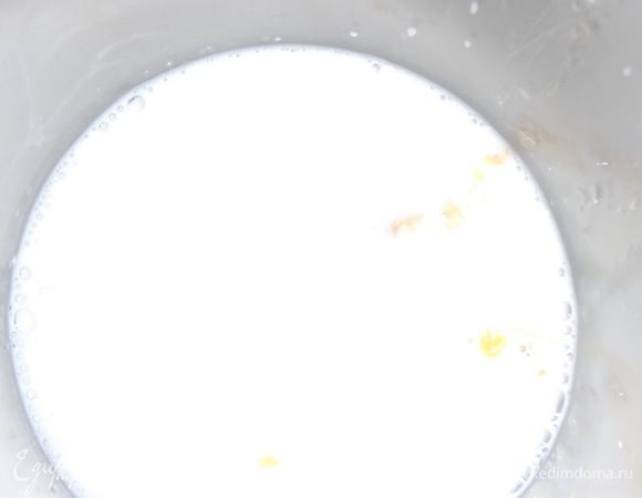 В холодное молоко всыпать ваниль, добавить мед и апельсин. Мед можно заменить сахаром.