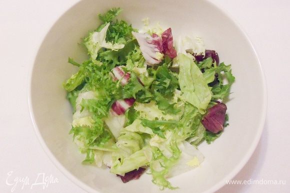 Положить салатный микс (зелень) в миску.