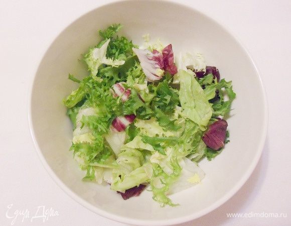 Положить салатный микс (зелень) в миску.