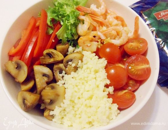 Сверху горками выложить кускус, помидоры черри, грибы, перец. Дополнить боул можно по своему вкусу — мясо, курица, соус. Я дополнила его креветками.