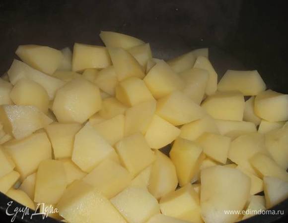 Картофель очистить, нарезать на средние кусочки и отварить в подсоленной воде до готовности. Слить воду.