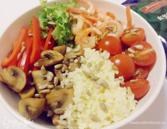 Посыпать семечками, посолить, поперчить.