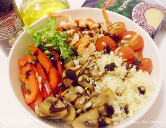 Полить оливковым маслом и сбрызнуть бальзамическим соусом.