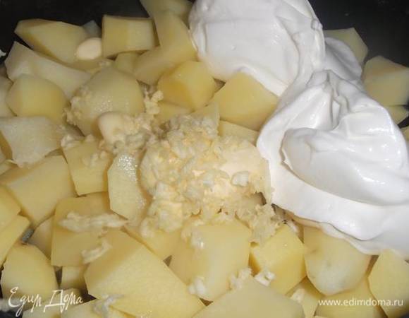 Добавить масло, измельченный чеснок и сметану. Перемешать. Приятного аппетита!