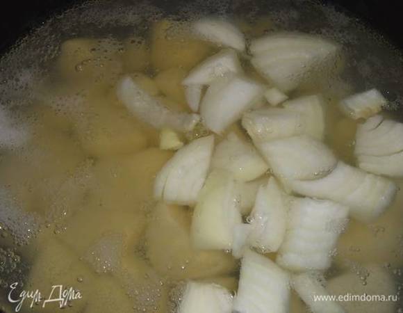 Картофель с луком отварить в воде до полуготовности. Слить воду.