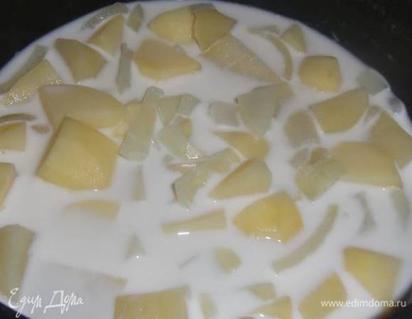 Залить молоком. Добавить соль и сливочное масло.