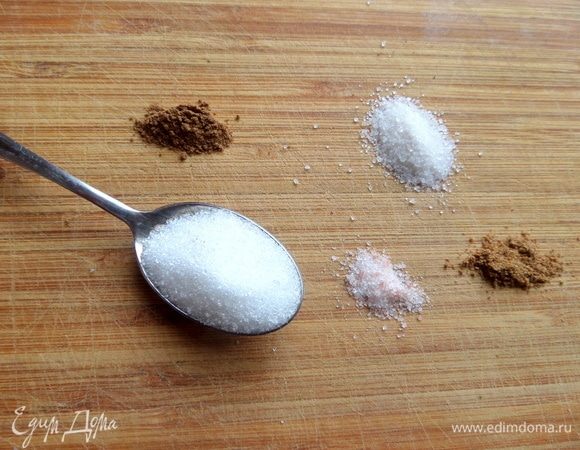Подготовить сахар (по вкусу) и специи.