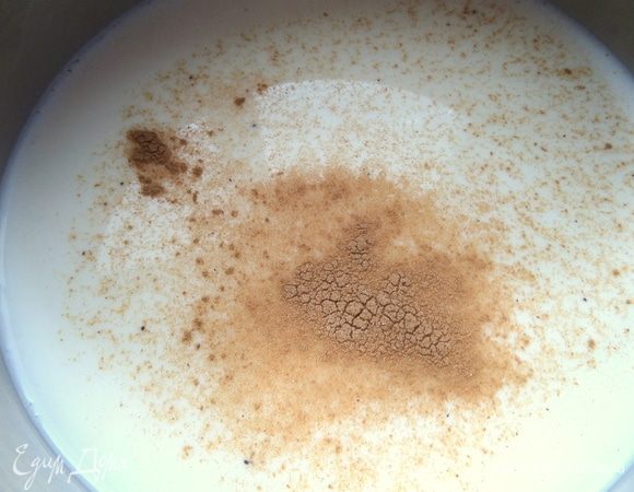 Засыпать их в жирное разбавленное молоко и поставить на огонь.