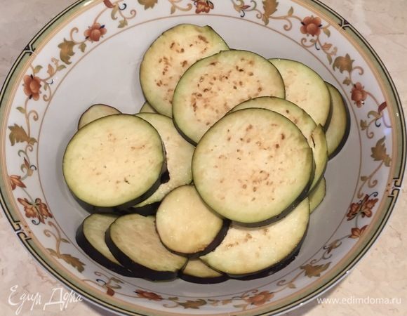 Баклажан помыть, нарезать кусочками 8–10 мм. Посолить, сложить в миску и оставить на 30 минут. Затем промыть каждый кусочек и высушить.