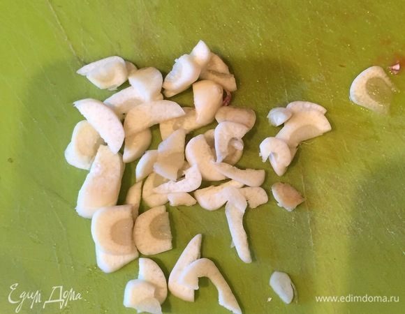 Чеснок очистить от шелухи и мелко нарезать.