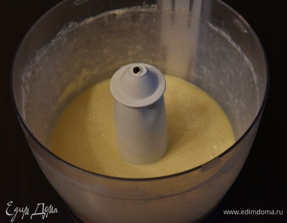 Мягкое сливочное масло взбить с сахаром. По одному ввести яйца, продолжая взбивать. Добавить ванильный экстракт.