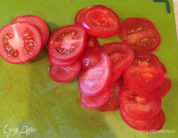Помидоры нарезать кружочками.