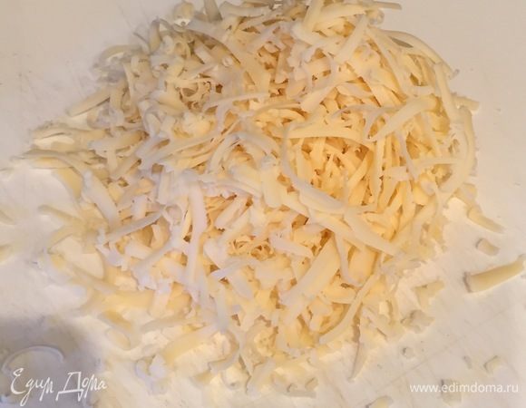 Сыр натереть на крупной терке.
