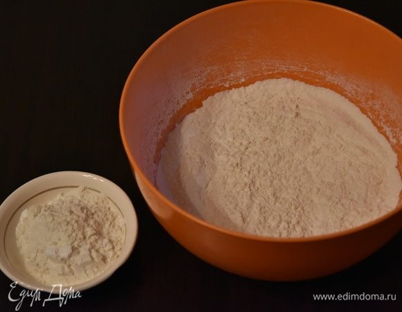 Муку соединить с солью, крахмалом и разрыхлителем. Просеять. Отложить в отдельную миску 2,5 ст. л. муки.