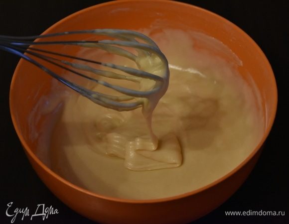 Соединить масляно-яичную смесь с мукой. Замесить тесто.