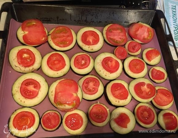 Выложить тонкие кружочки помидоров.