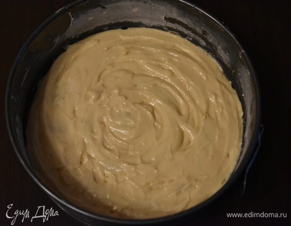 Всю поверхность покрыть слоем белого теста. И снова оформить белые и темно-шоколадные полоски, только в шахматном порядке к нижнему слою. На темные полосы снова нанести светлые шоколадные полоски. Закрыть их слоем темного шоколадного теста и завершить слоем белого теста.