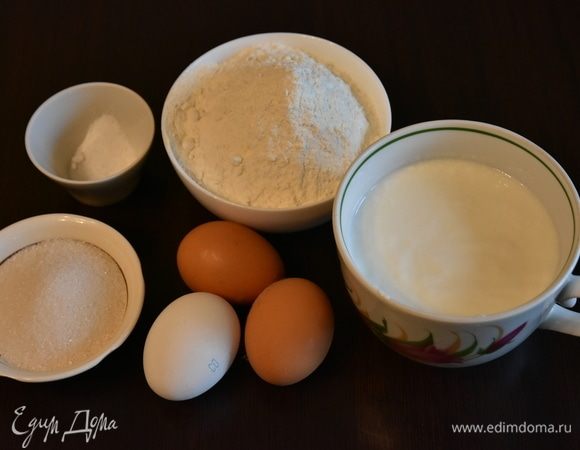 Для приготовления панкейков подготовить нижеперечисленные продукты: муку, соль, сахар, кислое молоко или кефир, разрыхлитель, ванилин, яйца.