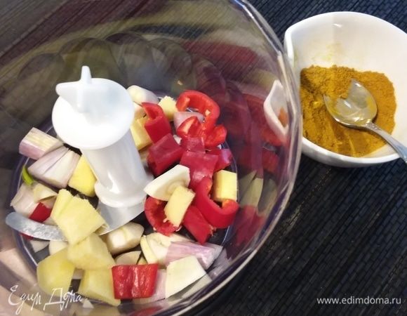 Для пасты карри понадобится блендер, в которой нужно сложить очищенные и нарезанные на кусочки чеснок, шалот, чили без семян и перепонок, щепотку соли и имбирь. У меня чили попался ну совсем не острый, поэтому пришлось добавить остроты в виде сухих хлопьев перца чили.