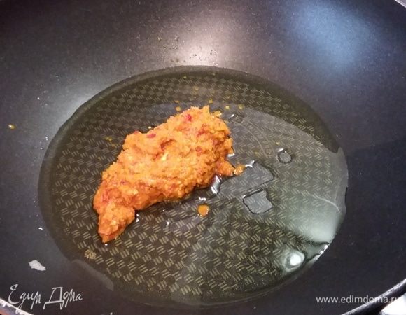 Куриное филе обмыть и обсушить. Нарезать на порционные кусочки. В вок влить растительное масло (у меня кунжутное). Выложить пасту карри и обжарить в течении минуты до появления стойкого аромата.