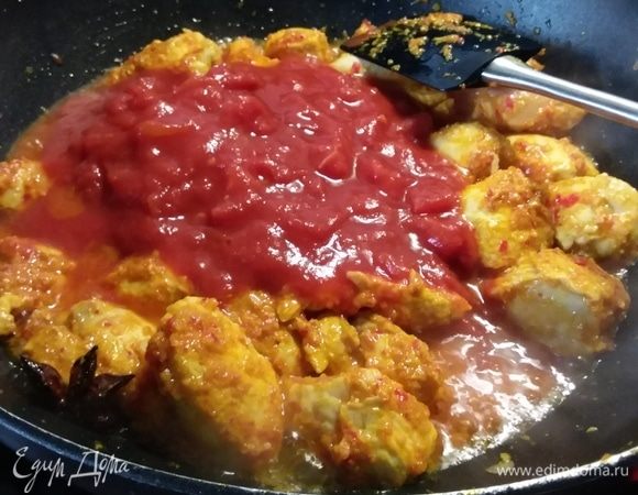 Выложить помидоры в собственном соку, предварительно их измельчив, тушить 10 минут. Если вы любите жидкий соус, то тушите под крышкой, ну а если, как и мне, вам нравится соус погуще, то тушить блюдо следует, не накрывая вок. За это время соус уварится и загустится.