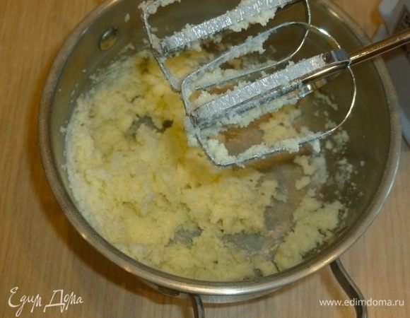 Масло взбить миксером с сахаром и ванильным сахаром.