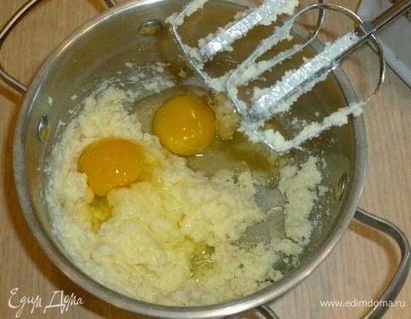 Добавить яйца, взбить.