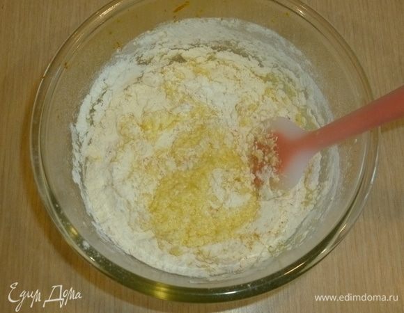 Добавить апельсиновый сок и просеянную муку, перемешать лопаткой до однородности.