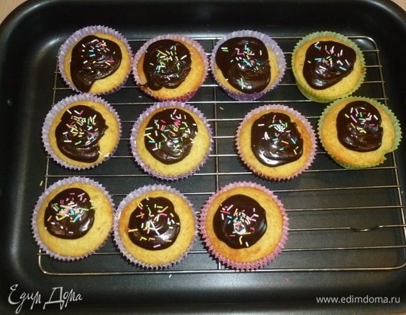Кексики остудить. При желании украсить глазурью и кондитерской посыпкой. Я беру готовую глазурь в порошке и просто разбавляю водой.